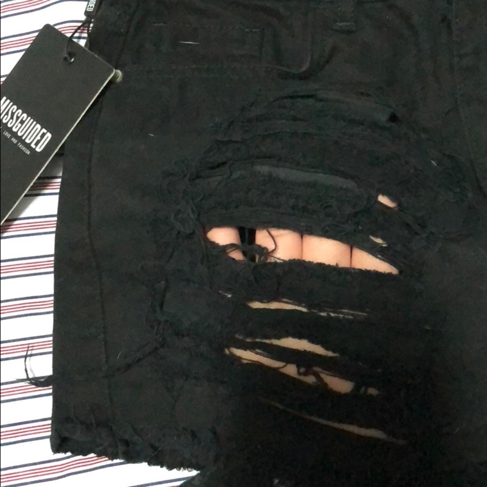 MISSGUIDED BLACK RIPPED SHORTS - Picture 3 of 4